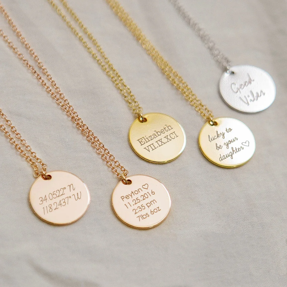 Op maat gegraveerde namen Datu - Birth Flower Necklace recensie en prijs